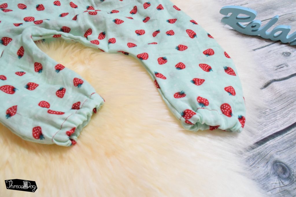 grüne Musselin-Hose mit Erdbeeren.  Detailansicht der Beinabschlüsse