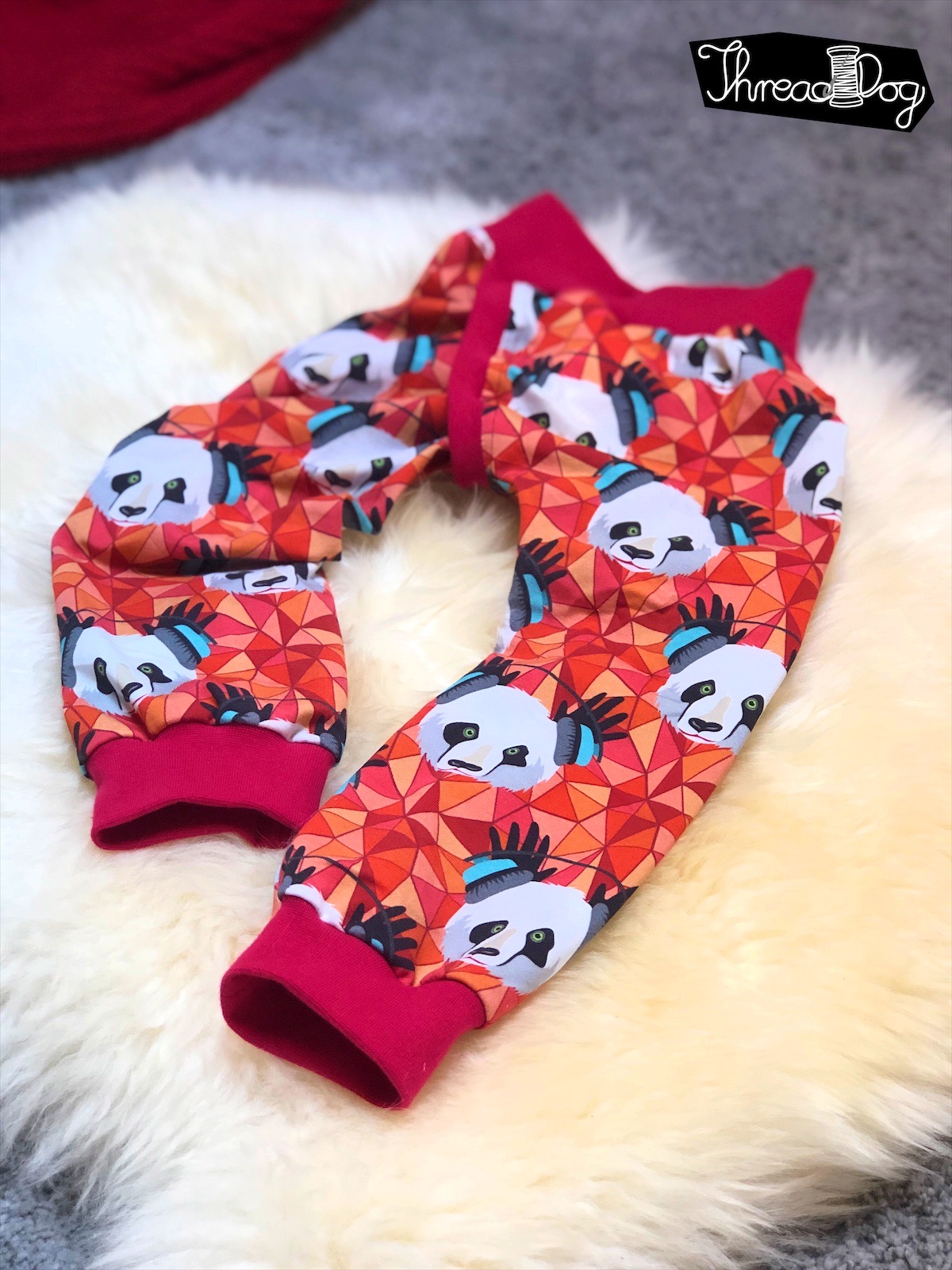 Splitpants aus rotem Jersey mit Pandaköpfen mit Kopfhörern