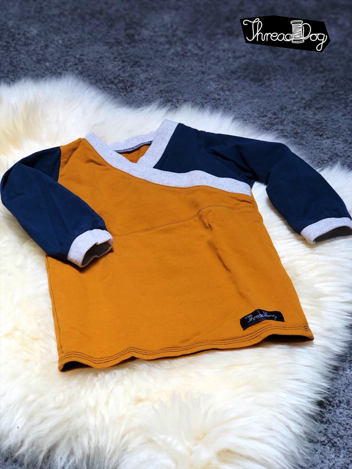 Sweat-Pullover mit überkreuztem Ausschnitt in orange und blau