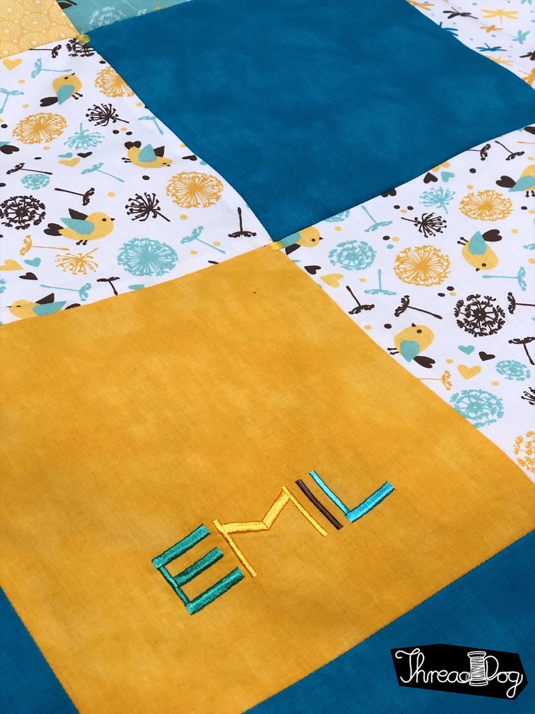 Unikat Patchworkdecke für Babys in gelb und türkis mit Stickerei (Name)